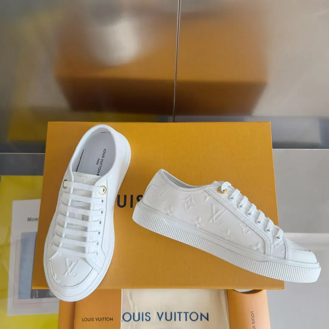 👟👟Ex-factory price 420👟👟 LV Louis Vuitton L Home Donkey Brand’s latest Lagoon series Thick-soled denim denim Embossed Presbyopia Thick-soled Casual sneakers Skateboard shoes Original purchase and development Production This Lagoon sneaker is made of Monogram denim, injecting a retro flavor into the classic design. The Louis Vuitton logo pops out from the leather trim, and the inscribed eyelets, trim and laces highlight the exquisite details. The rubber outsole embellished with Monogram flowers completes the whole. Exquisitely packaged at the delivery counter🛍📦 ▪️ Fabric: Original imported custom first-layer cowhide ▪️ Lining: Original imported cowhide lining ▪️ Sole: Original open-molded non-slip TPU material ▪️ Bottom thickness: 2.5CM ▪️ Size: Women's size 35-40 (41, 42 can be customized)